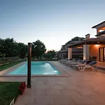 Re By Istrialux Villa